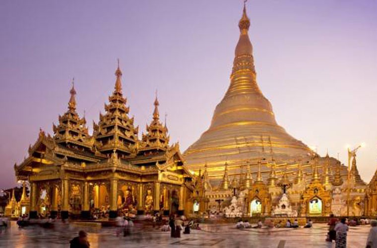 Chùa Shwedagon, Yangon, Myanmar: 2,4 tỷ USD. Theo truyền thuyết, chùa Shwedagon được xây dựng vào khoảng 2.500 năm trước nhưng các nhà khảo cổ lại cho rằng công trình này được dựng lên từ giữa thế kỷ VI - thế kỷ X sau công nguyên. Điểm đặc biệt của ngôi chùa là công trình được dát vàng. Vào thế kỷ XV, nữ hoàng của dân tộc Môn đã quyên tặng khối lượng vàng bằng trọng lượng cơ thể mình cho ngôi chùa. Truyền thống này vẫn tiếp tục cho đến ngày nay. Người hành hương thường tiết kiệm tiền trong nhiều năm để mua những gói lá vàng nhỏ để dát vào các bức tường của ngôi chùa. Dường như dát vàng là không đủ, các chóp của ngôi tháp và mái vòm ở đây còn được bao phủ với hơn 5.000 viên kim cương, 2.000 hồng ngọc và một viên kim cương 76 carat ở trên đỉnh.